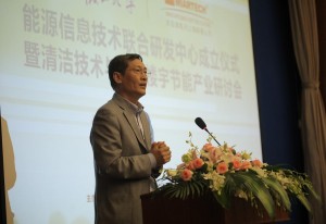 顾宁教授在介绍研发中心筹建的理念、过程